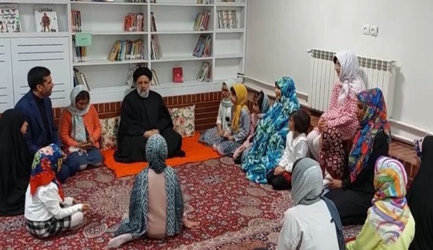الرئيس الايراني يتفقد أحد مراكز رعاية الفتيات فاقدات المعيل