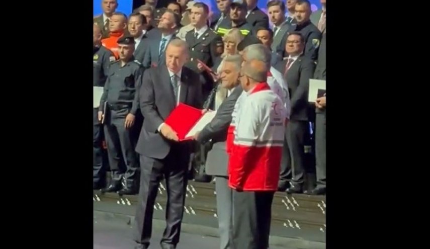 اهدای نشان فداکاری به رئیس سازمان هلال احمر ایران از سوی اردوغان