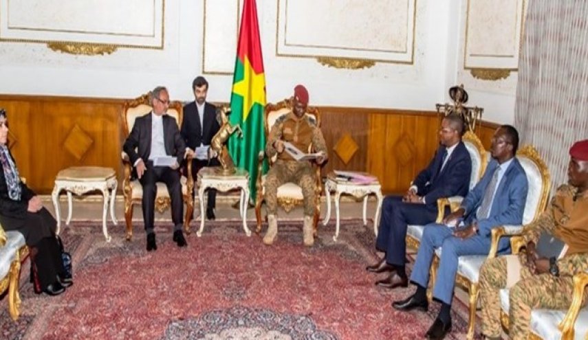 سفير إيران يقدم أوراق اعتماده لرئيس الحكومة الانتقالية في بوركينا فاسو