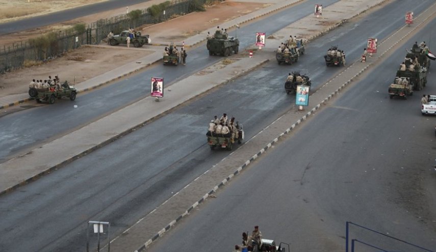الجيش السوداني ينشر آليات عسكرية ثقيلة في الخرطوم 