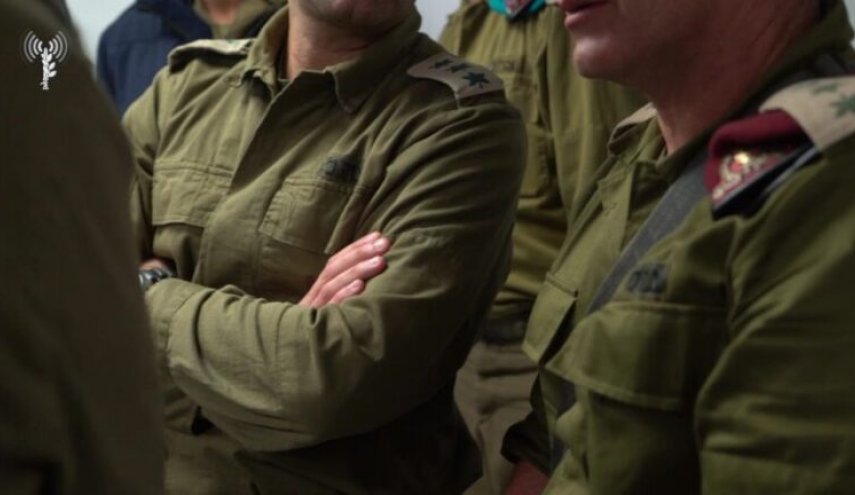 فصل ضابط إسرائيلي من منصبه بعد مشاركته في مظاهرة بزيه العسكري