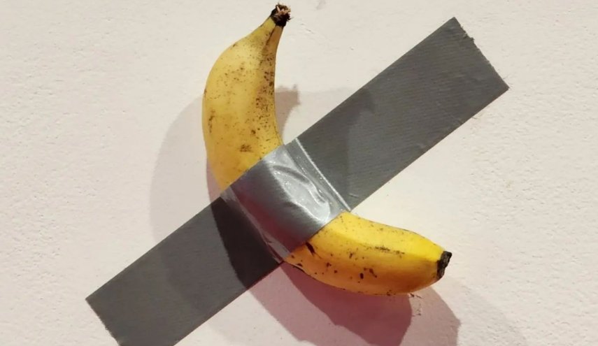 زائر جائع للمتحف يأكل أعمالاً فنية ثمينة من الموز بعد تخطي وجبة الإفطار