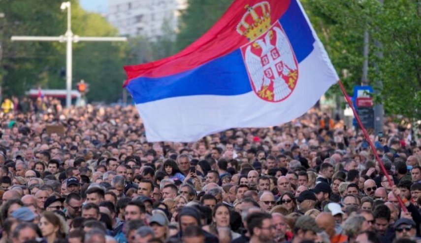 تیراندازی‌های مرگبار در صربستان ده‌ها هزار شهروند را به خیابان‌ها کشاند