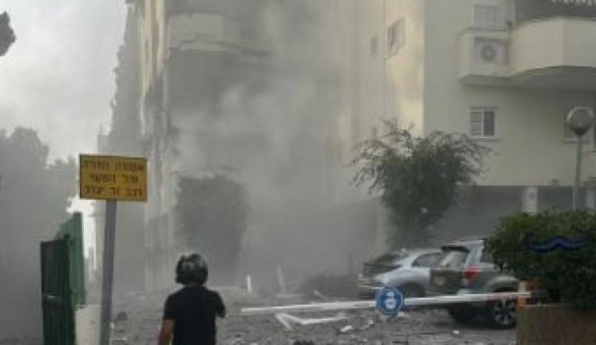 قصف صاروخي مكثف على تل أبيب  والاحتلال يعترف بفشل دفاعاته الجوية 