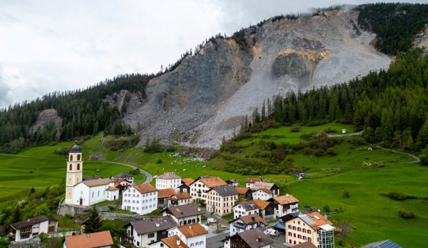 إخلاء قرية سويسرية خوفا من انهيارات صخرية خطيرة