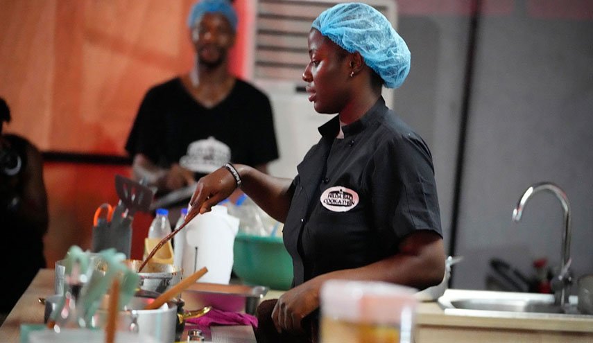 نيجيرية تقضي 100 ساعة في إعداد الطعام دون انقطاع