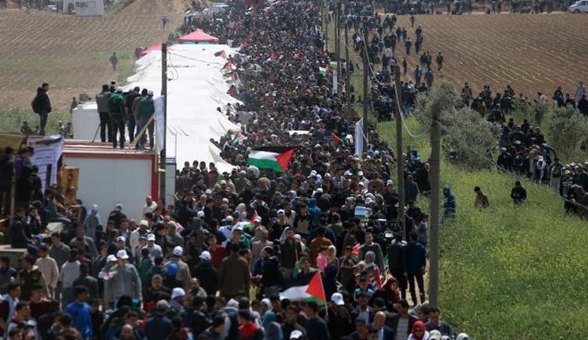 فلسطینیان در غزه همزمان با راهپیمایی صهیونیست ها، راهپیمایی پرچم برگزار می‌کنند