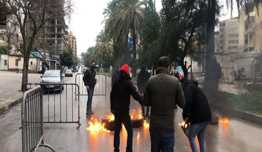 اهالي شهداء انفجار مرفأ بيروت يشعلون الاطارات امام قصر العدل 