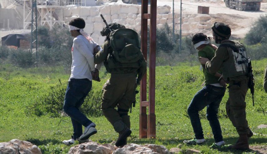 الاحتلال يعتقل 4 فلسطينيين ويفجر مشغل نجارة شرقي طولكرم