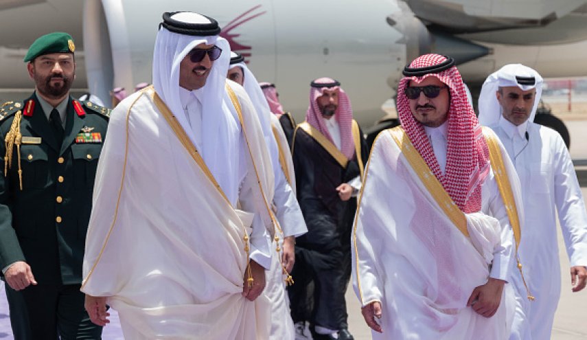 أمير قطر يغادر جدة بعد حضور الجلسة الافتتاحية للقمة العربية
