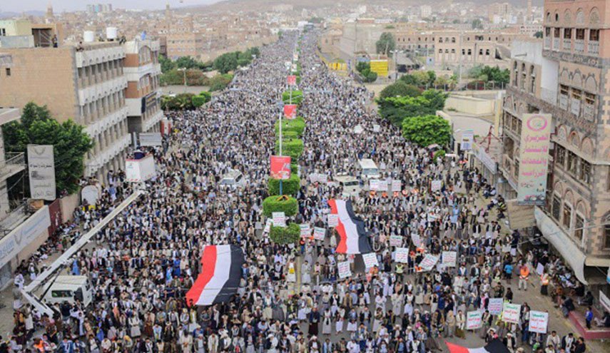 اليمنيون يخرجون في مسيرات في 