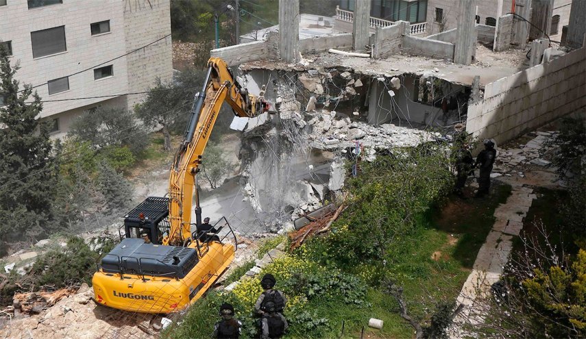بلدية الاحتلال تهدم منزلا وتجرف أرضا في القدس
