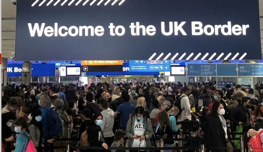 گیت‌های الکترونیکی کنترل گذرنامه در فرودگاه‌های سراسر انگلیس مختل شد