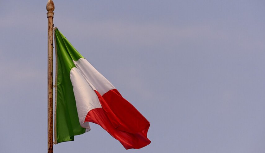 إيطاليا.. مصرع 4 أشخاص بانقلاب قارب سياحي

