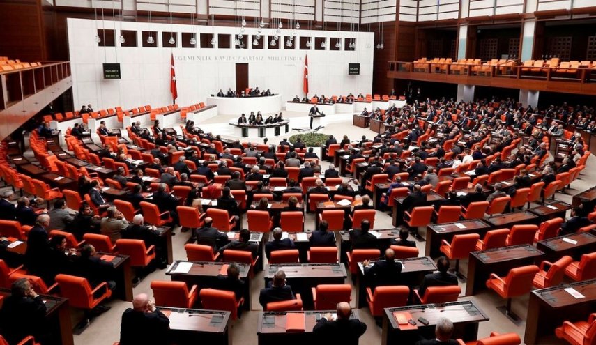 الحكومة التركية الجديدة تؤدي اليمين الدستورية أمام البرلمان 