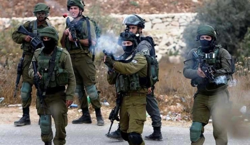 اندلاع اشتباكات وإصابة شاب فلسطيني برصاص الاحتلال في مخيم شعفاط