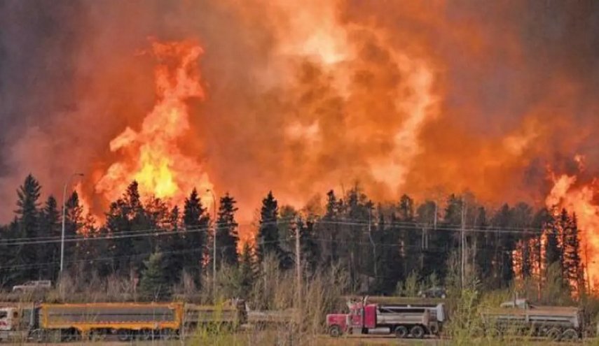 الآلاف يفرّون من حرائق غابات غير مسبوقة في كندا