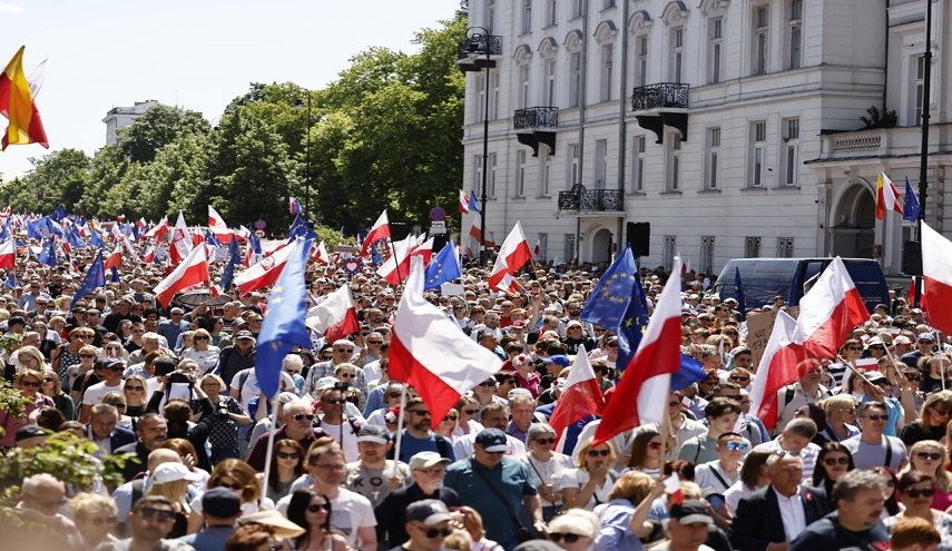 بولندا.. حشود ضخمة تملأ شوارع العاصمة 