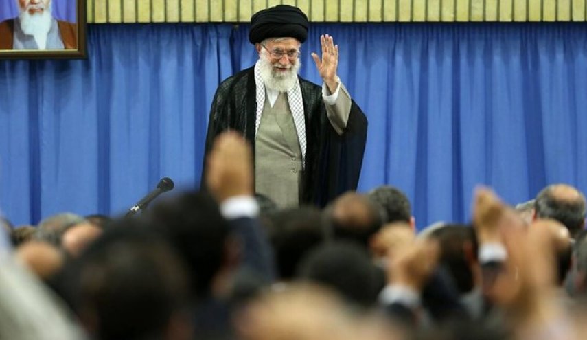 منتسبو الصناعة النووية يجتمعون مع قائد الثورة الاسلامية