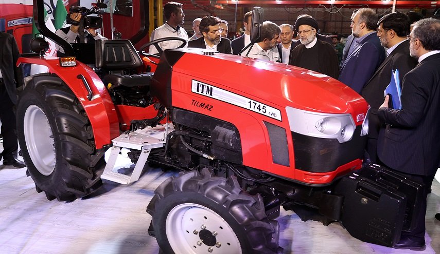 الرئيس الإيراني يزيح الستار عن جرار حقول الأرز محلي الصنع