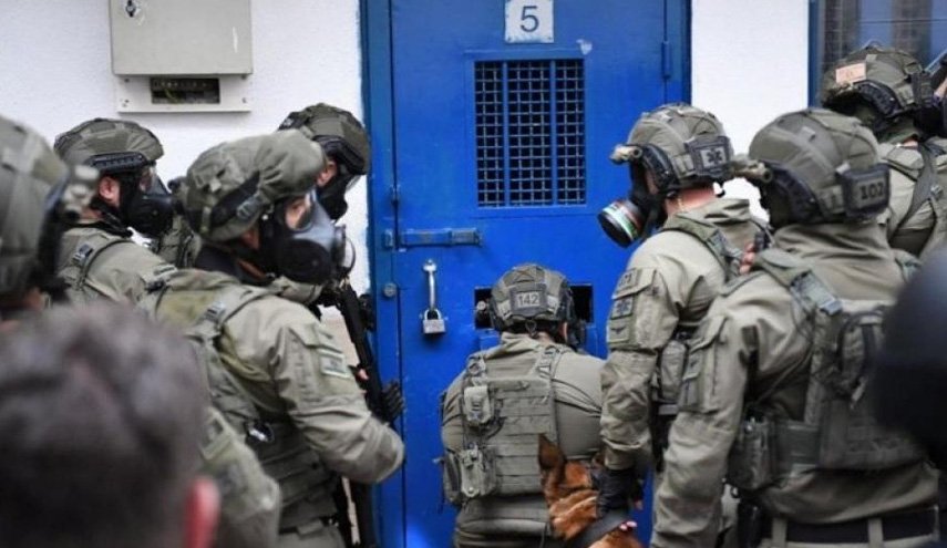 الاحتلال يقمع الأسرى في سجن النقب وينقل عددا منهم للزنازين