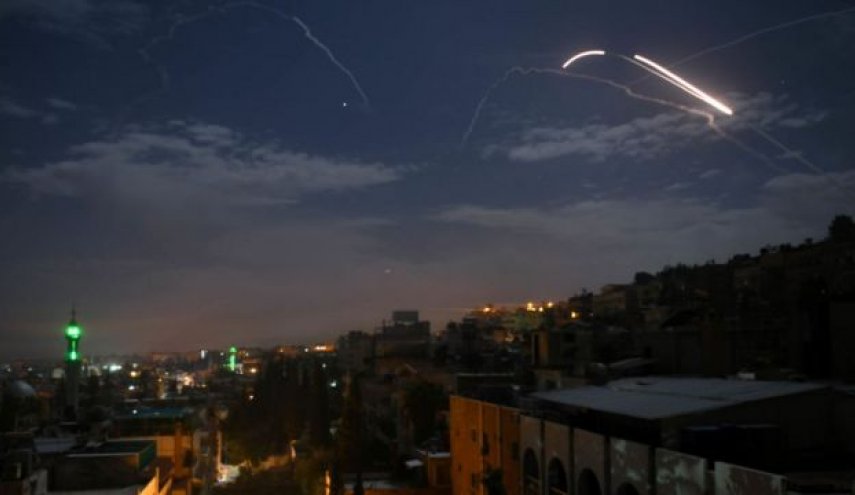 الدفاع الجوي السوري يتصدى لأهداف معادية في سماء محيط دمشق

