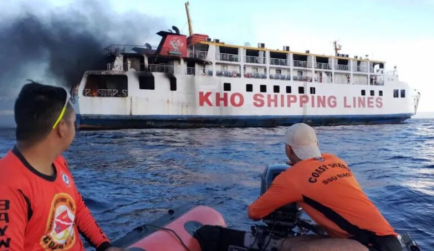 آتش گرفتن کشتی فیلیپینی با ۱۲۰ سرنشین در دریا