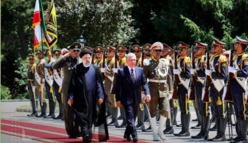 الرئيس الايراني يستقبل رسميا نظيره الاوزبكي