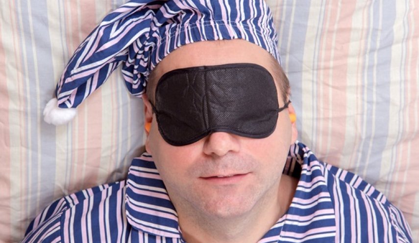 مخاطر صحية غير متوقعة لارتداء أقنعة العين المساعدة على النوم
