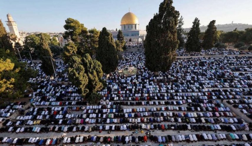 برگزاری نماز صبح دومین روز عید قربان با مشارکت هزاران فلسطینی