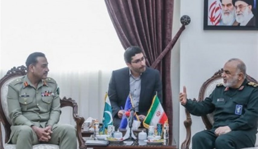 سردار سلامی در دیدار فرمانده ارتش پاکستان: آماده تبدیل مرزهای امنیتی به مرزهای اقتصادی هستیم
