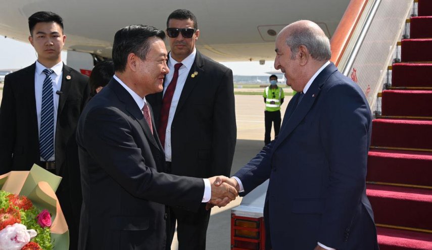 الرئيس الجزائري يصل إلى بكين بدعوة من الرئيس الصيني