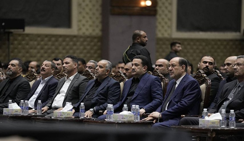 رئيس الوزراء العراقي يشارك في مجلس العزاء الحسيني الذي اقامه نوري المالكي في بغداد + صورة