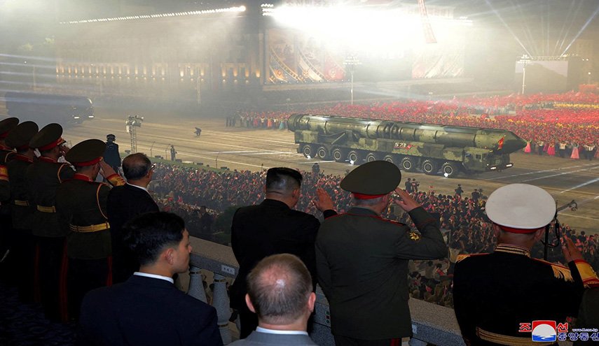 الزعيم الكوري يشرف على عرض عسكري يضم صواريخ بالستية عابرة للقارات