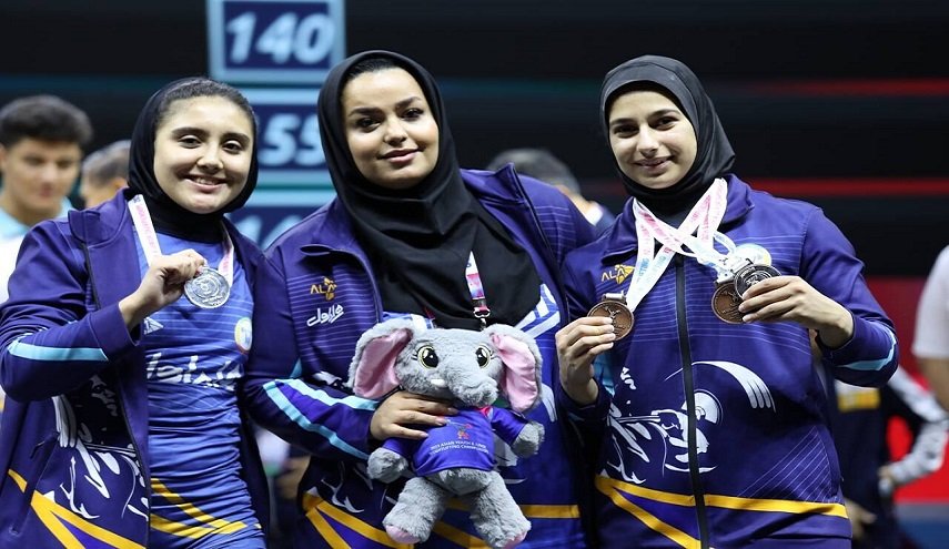 رباعتان إيرانیتان تحصدان أربع ميداليات في بطولة آسيا لرفع الأثقال