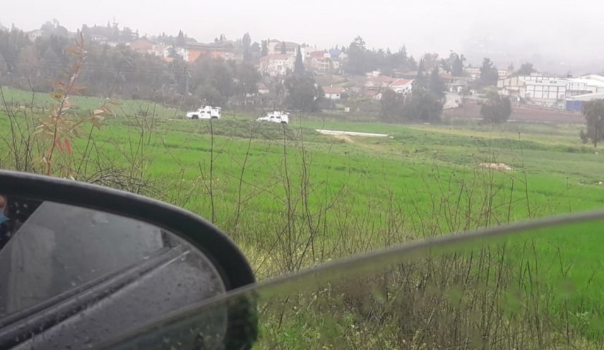 قوة صهيونية تمشط الطريق العسكري المحاذي للجدار العازل على الحدود اللبنانية
