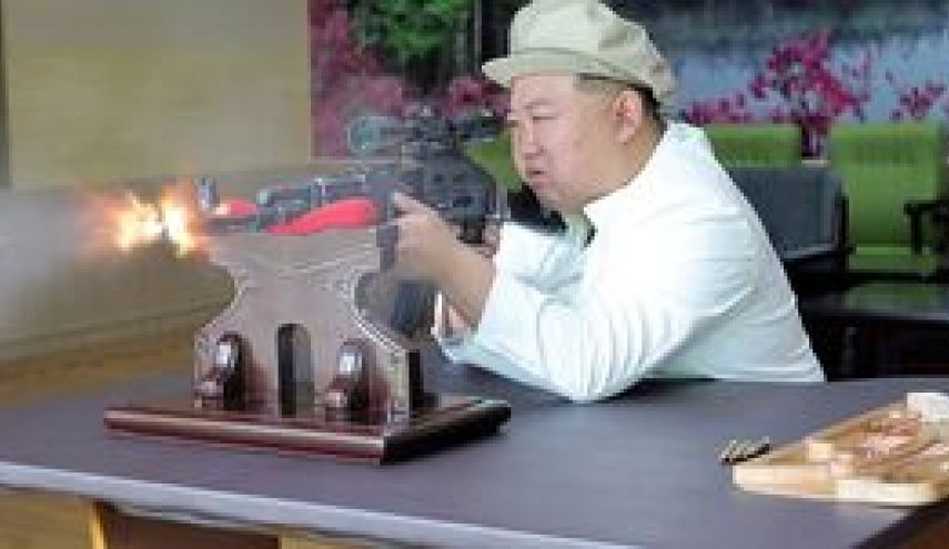 بازدید رهبر کره شمالی از کارخانه‌های اسلحه‌سازی/ تاکید کیم بر مدرن‌سازی سلاح‌های سبک + عکس