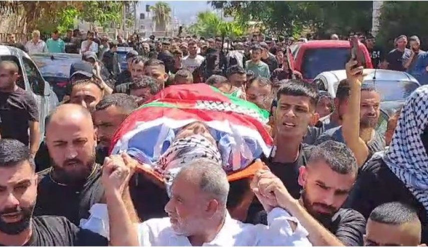 حضور گسترده مردم در مراسم تشییع پیکر جوان فلسطینی/گروه های مقاومت: جنایات صهیونیست ها بی پاسخ نخواهد ماند