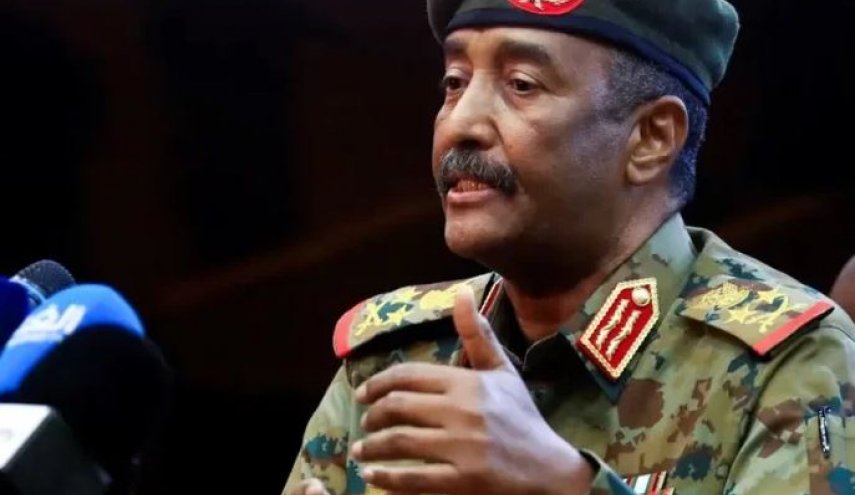 رئيس مجلس السيادة السوداني ينفي وجود صفقة وراء خروجه من الخرطوم