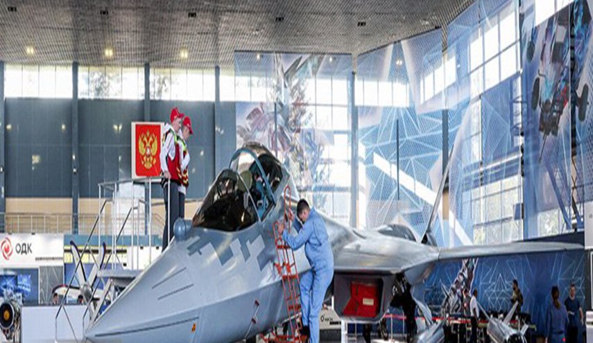 قائد عسكري ايراني يتفقد معرض شركة تصنيع الطائرات الروسية