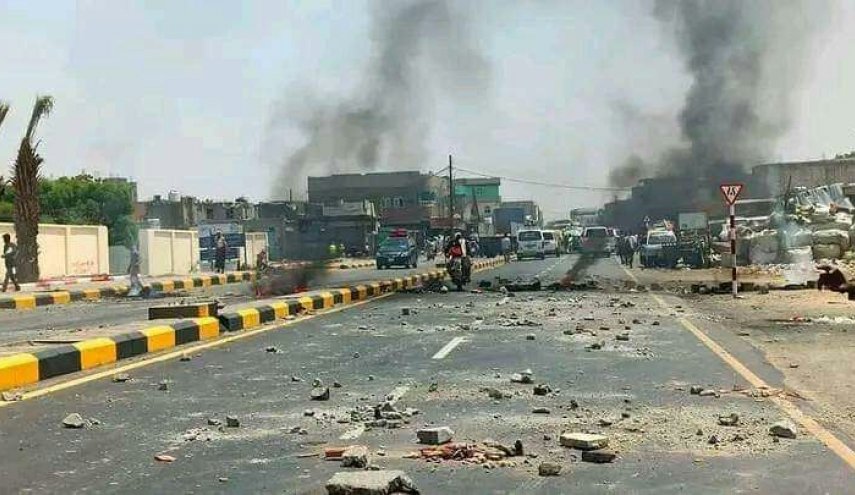 المحتجون في لحج اليمنية يحرقون الإطارات بسبب بانهيار الأوضاع المعيشية 