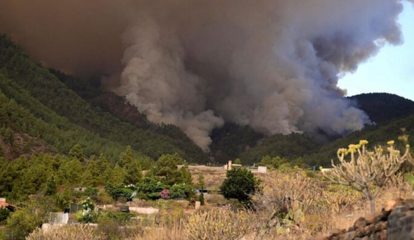 گسترش آتش‌سوزی جنگلی در تنریف اسپانیا هزاران نفر را مجبور به ترک خانه‌هایشان کرد
