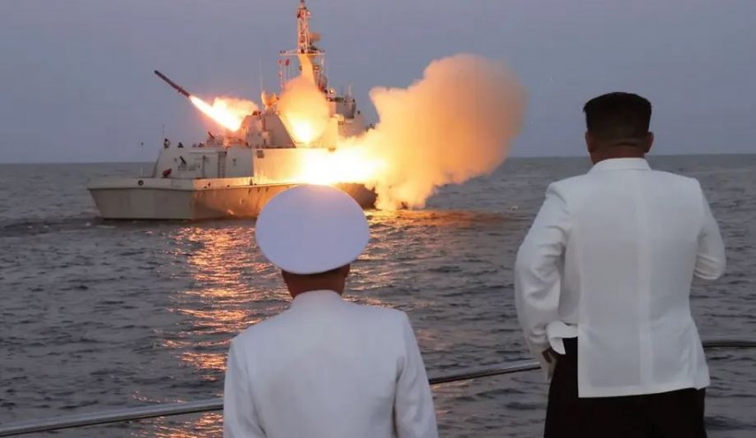 كيم جونغ أون يشرف على اختبار لصاروخ كروز على متن سفينة حربية