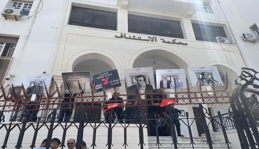 القضاء التونسي يمدد فترة إيقاف متهمين بـــ'التآمر' على أمن الدولة