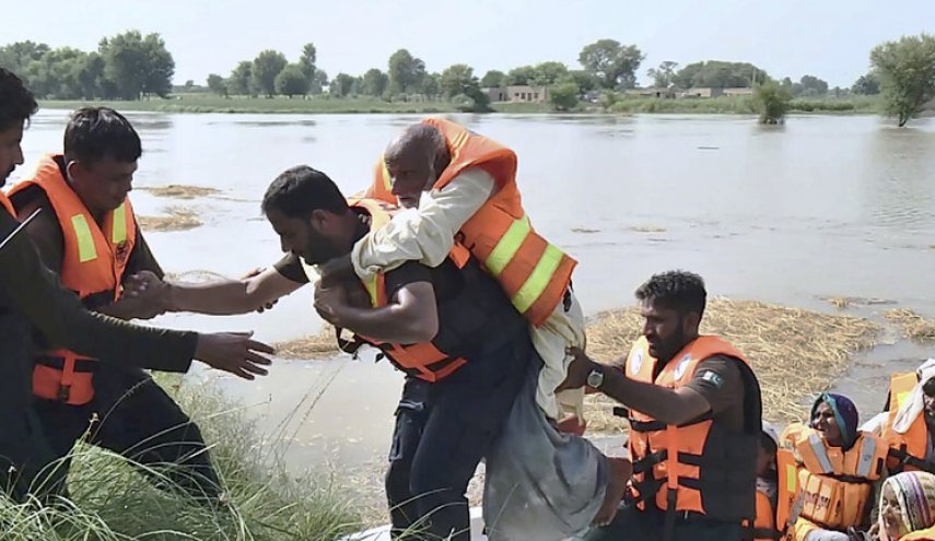 باكستان تجلي 100 ألف شخص عن مناطق أغرقها الفيضان