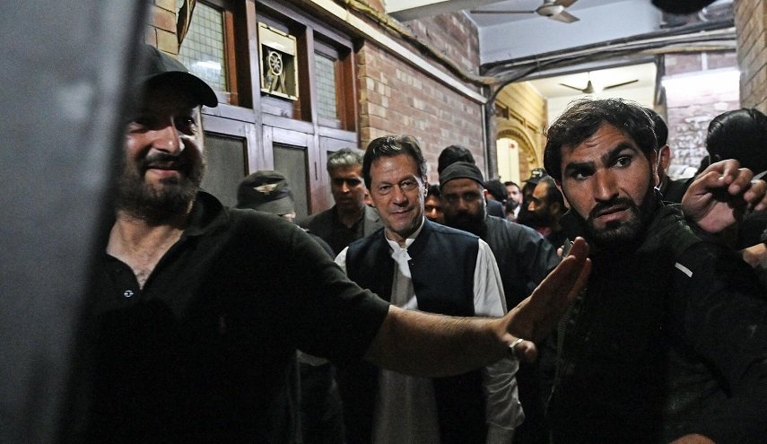 محكمة باكستانية تحكم بإطلاق سراح عمران خان وتعليق إتهاماته