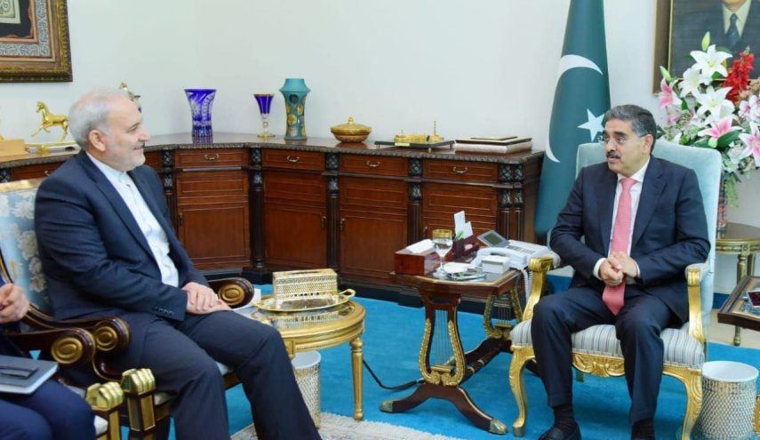 رئيس الوزراء الباكستاني يستقبل سفير إيران لدى بلاده