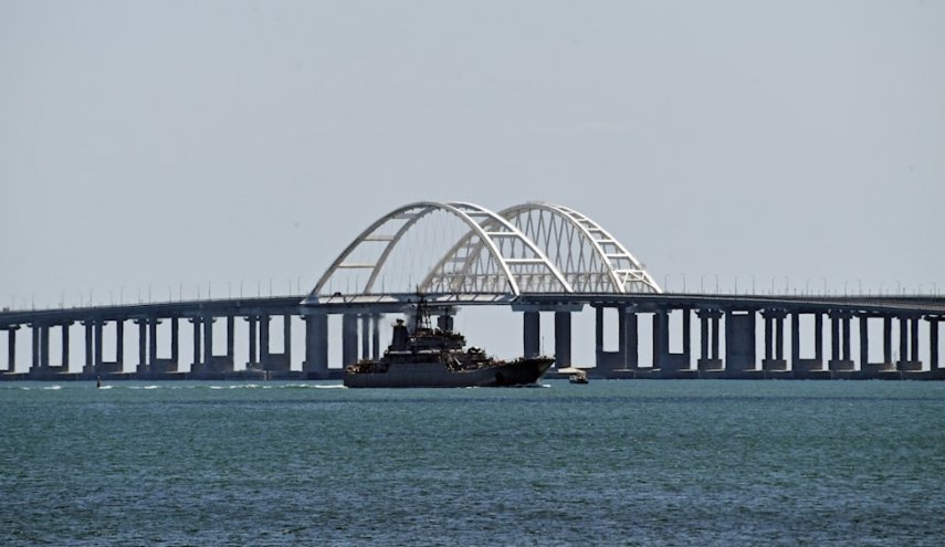 روسيا: إحباط هجوم أوكراني بزوارق مسيرة على جسر القرم
