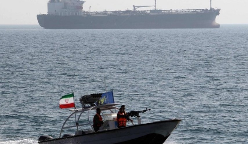 بحرية حرس الثورة توقف سفينة تحمل وقوداً مهرباً في الخليج الفارسي