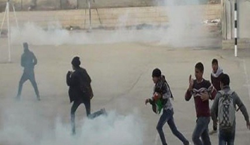 حمله صهیونیست ها با گاز اشک آور به مدرسه: ده ها دانش آموز دختر دچار خفگی شدند